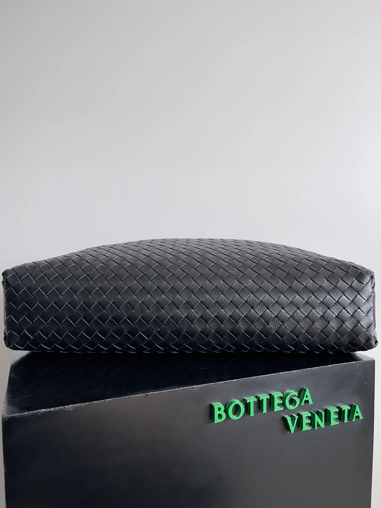 Batch 3280 BOTTEGA VENETA's new Traveler deerskin series is here! The travel season is coming soon, and I believe you must need a large-capacity and simple bag. This new Traveler is very in line with the current travel craze. The whole bag is designed with deerskin and is made of the highest quality leather. It feels tougher to the touch. The super large capacity is suitable for short trips. Traveling with friends and family does not require carrying heavy luggage. It is also very convenient for friends who often travel for work. You can carry two changes of clothes and a computer with you. It also comes with an adjustable shoulder strap to free your hands. Style number: 806976 Size: 58*46*10cm